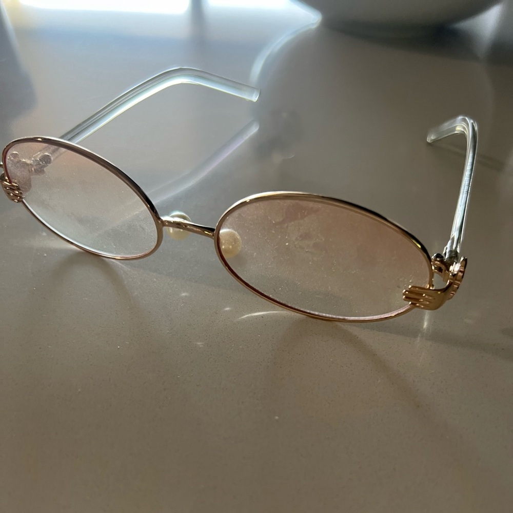 Super cute oval sunnies with pearl nose rest